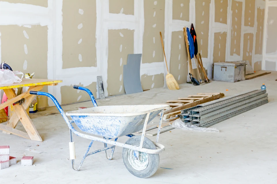 Chantier de construction int&eacute;rieur avec murs en plaques de pl&acirc;tre partiellement install&eacute;es
