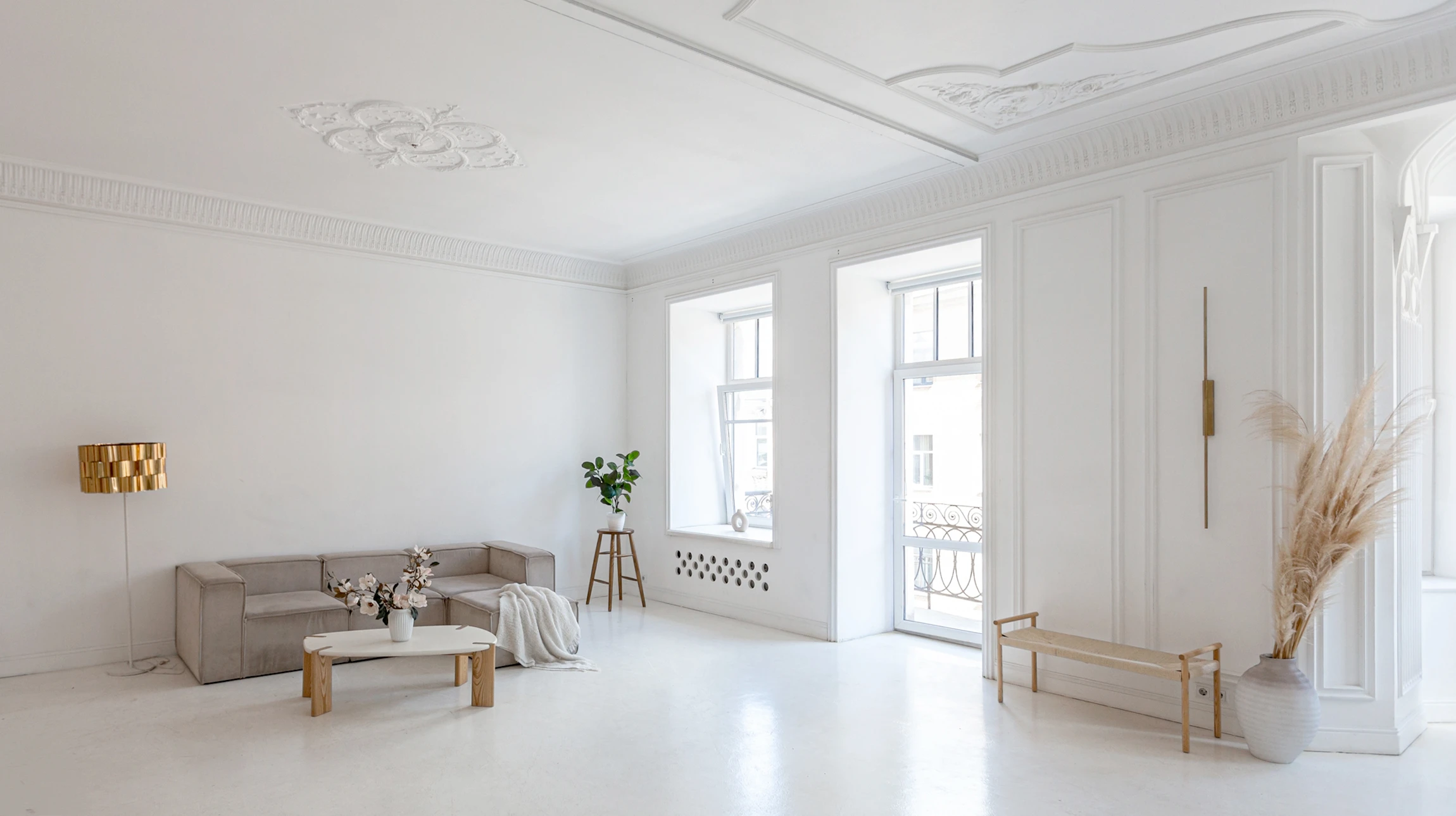 Un artisan installe un plafond suspendu dans un intérieur blanc