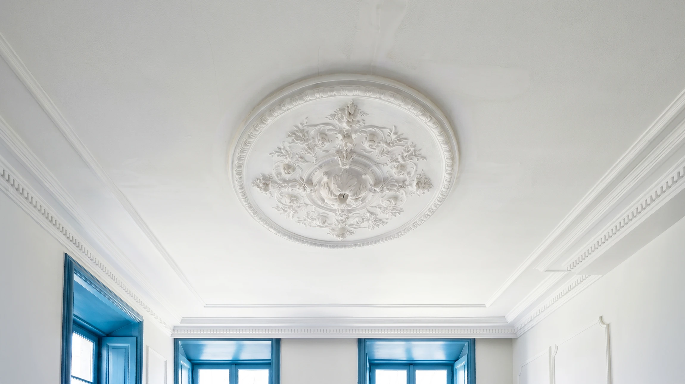 Plafond intérieur luxueux avec moulures décoratives blanches dans style néoclassique