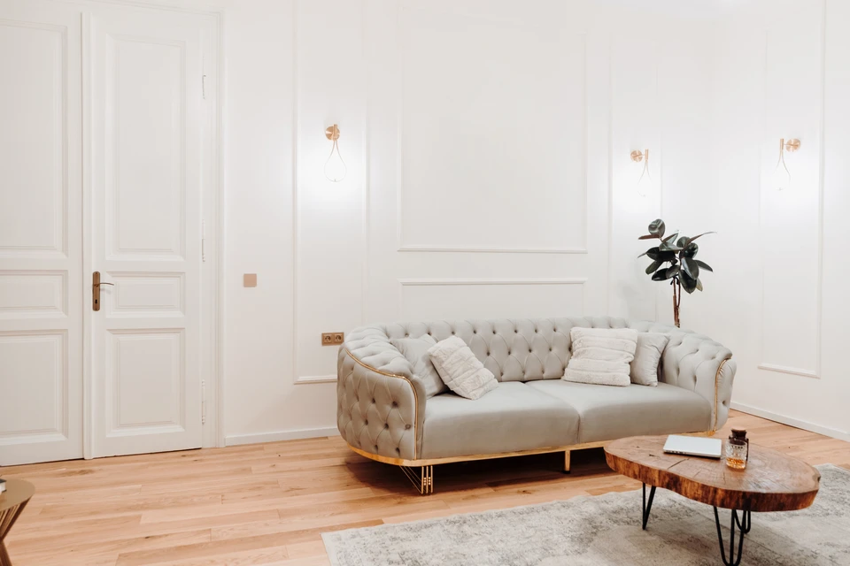 Plafond intérieur luxueux avec moulures décoratives blanches dans style néoclassique