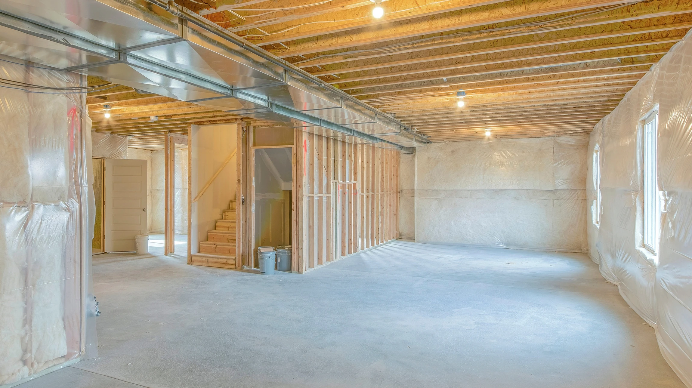 Isolation du plafond dans la maison avec mousse de polyuréthane
