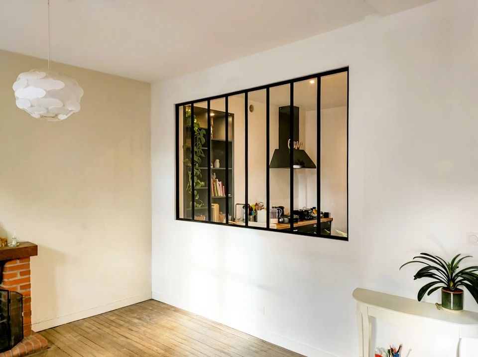 Chantier intérieur en cours, pièce à double hauteur sous combles