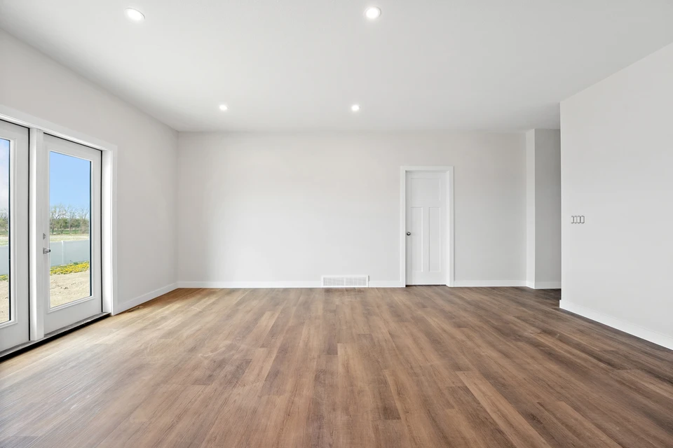 Un artisan installe un plafond suspendu dans un intérieur blanc