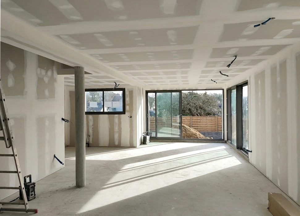Chantier intérieur en cours de finition, pièce vide sans revêtement de sol