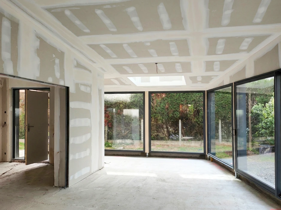 Intérieur de maison neuve en cours de construction