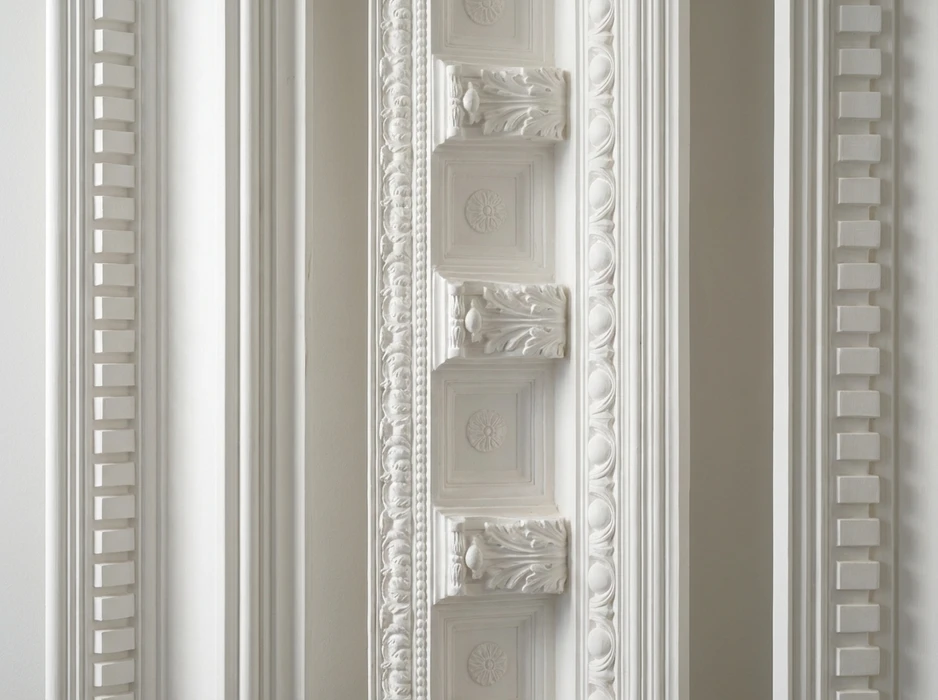 Pièce en cours de finition sous combles, cloisons et plafond en plaques de plâtre (BA13) avec bandes et enduit de jointement visibles