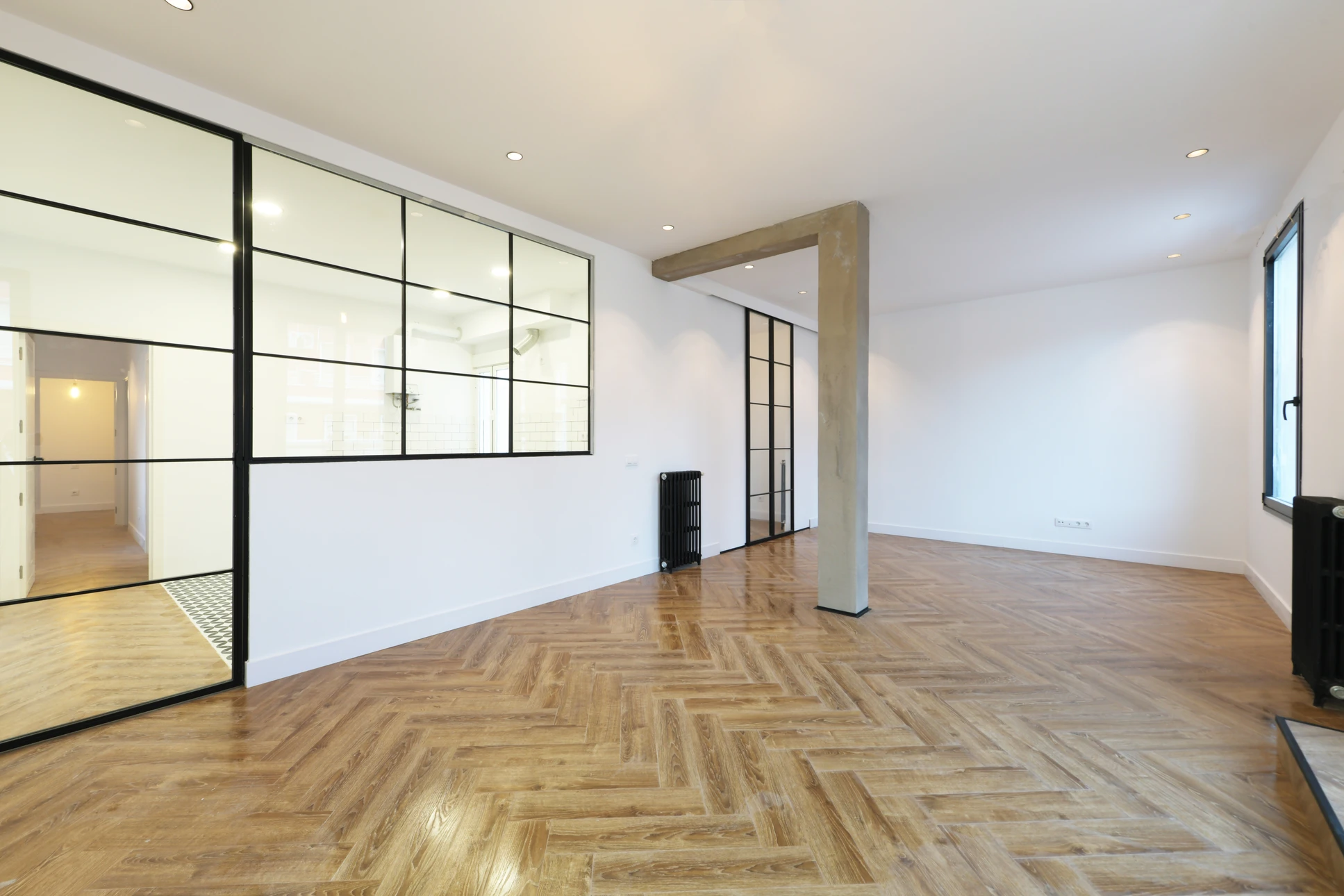 Int&eacute;rieur d'une maison neuve en cours de construction, vaste pi&egrave;ce &agrave; vivre lumineuse avec plafond haut