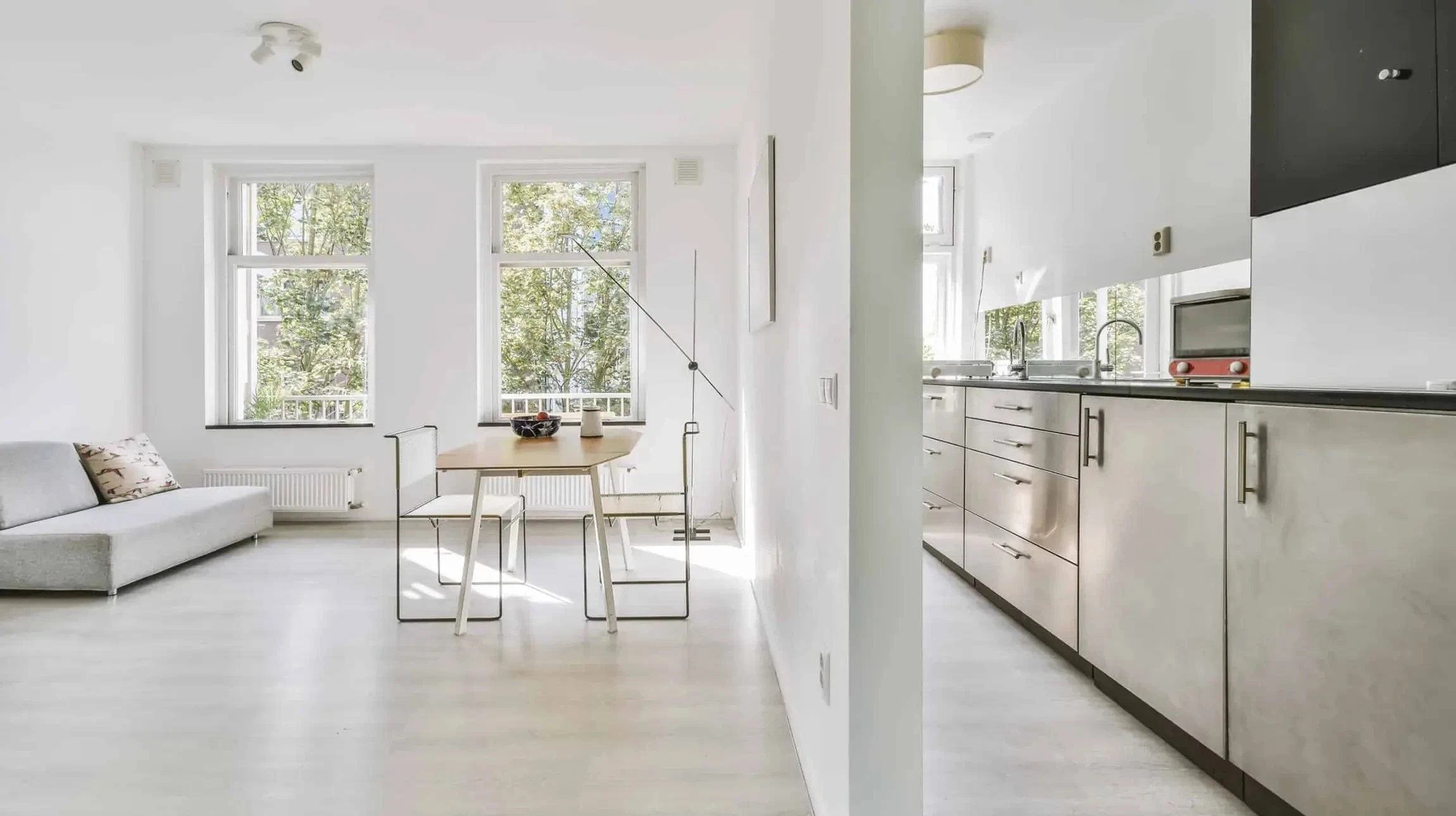 Chantier de rénovation intérieur avec démolition de cloison en cours