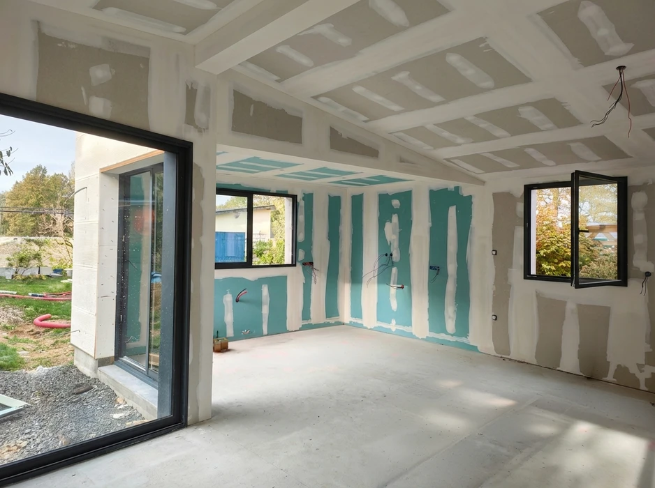 Pièce en cours de finition sous combles, cloisons et plafond en plaques de plâtre (BA13) avec bandes et enduit de jointement visibles