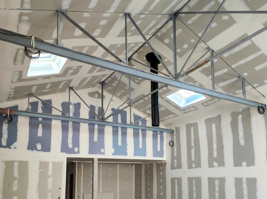 Pièce en cours de finition sous combles, cloisons et plafond en plaques de plâtre (BA13) avec bandes et enduit de jointement visibles